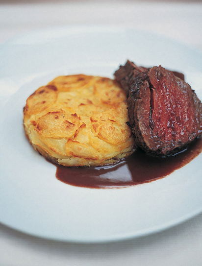 Filete de carne marinado y asado al horno con pastel de patata y rábano  picante - Jamie Oliver Recetas en Español - Videos Jamie Oliver en Español